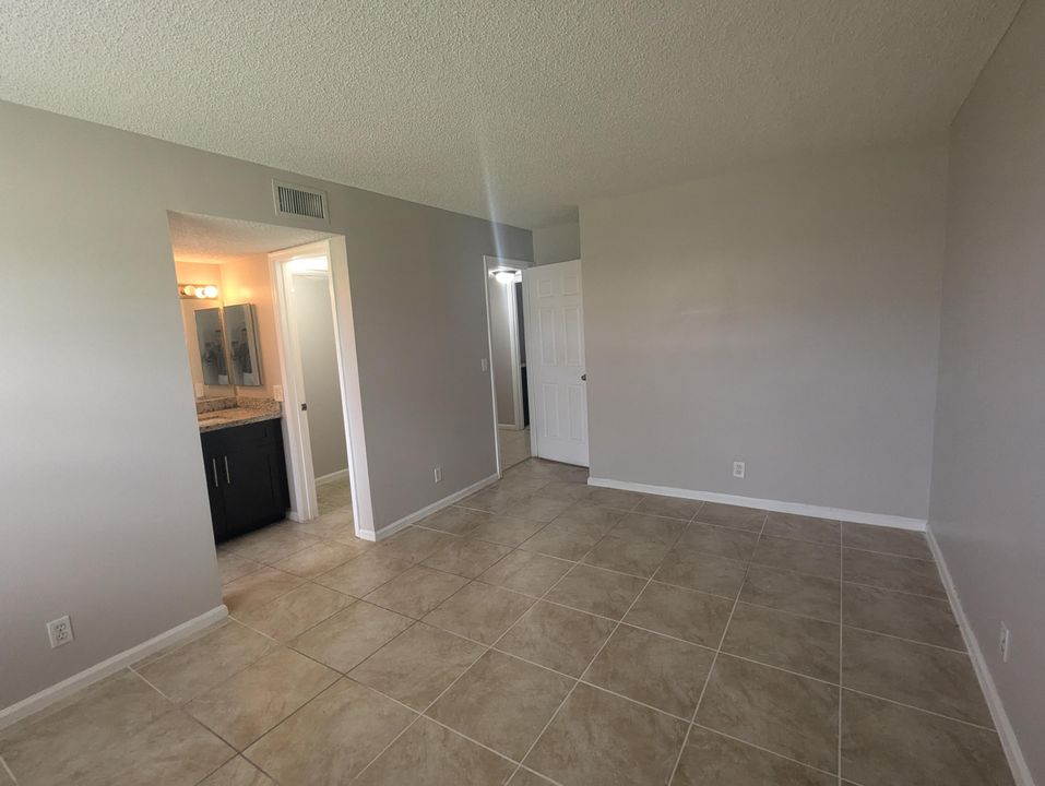 For Rent: $1,850 (2 beds, 2 baths, 883 Square Feet)