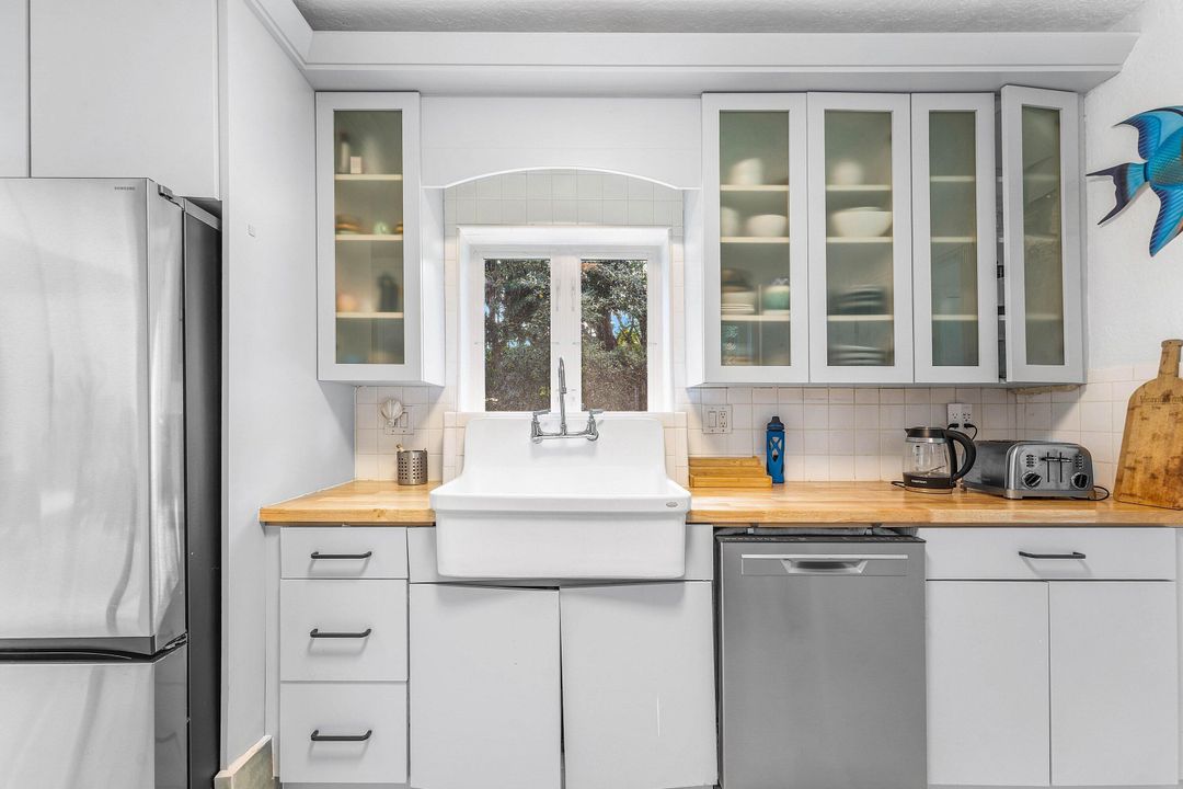 For Sale: $949,900 (4 beds, 3 baths, 1949 Square Feet)