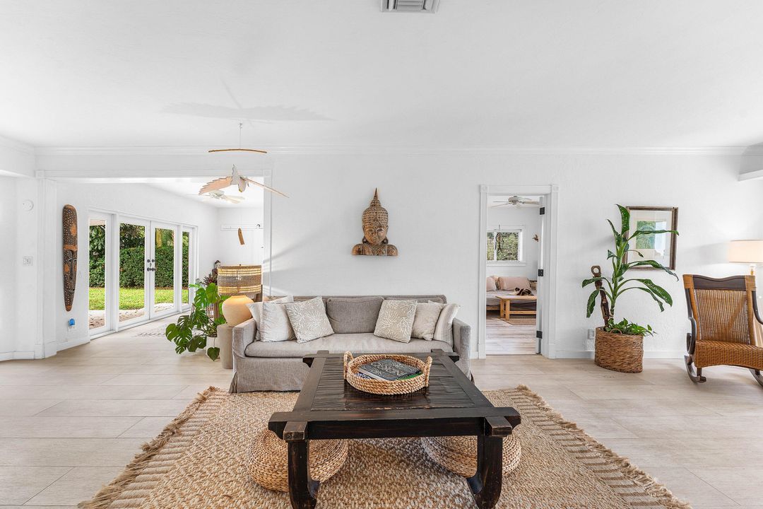 For Sale: $949,900 (4 beds, 3 baths, 1949 Square Feet)