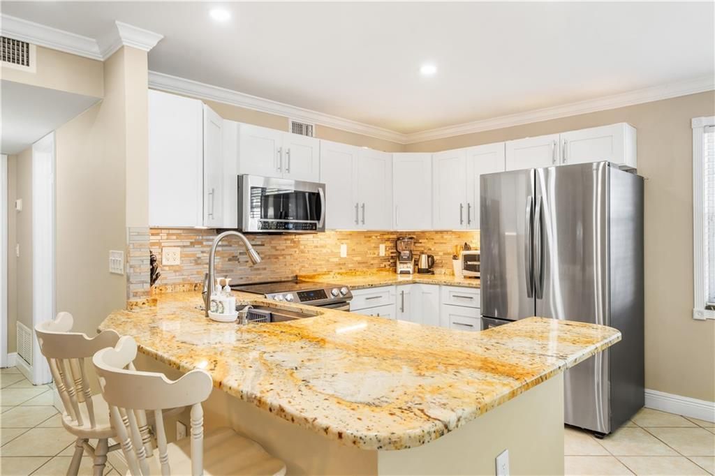 For Sale: $155,000 (2 beds, 2 baths, 1000 Square Feet)