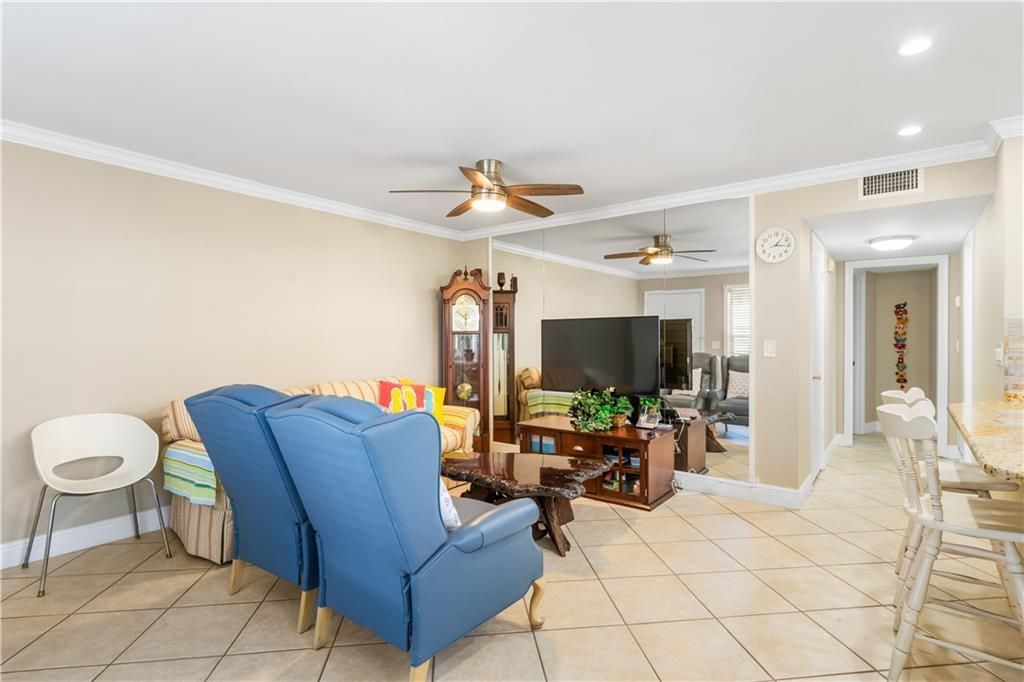 For Sale: $155,000 (2 beds, 2 baths, 1000 Square Feet)