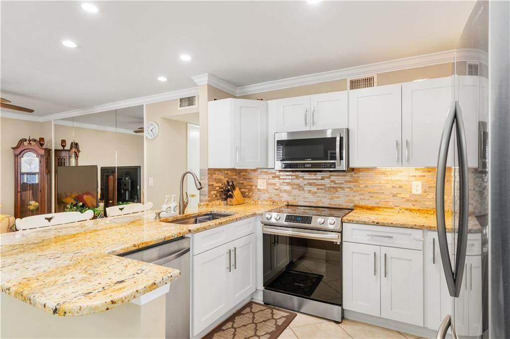 For Sale: $155,000 (2 beds, 2 baths, 1000 Square Feet)