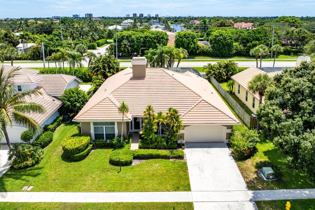 For Sale: $1,475,000 (4 beds, 2 baths, 2739 Square Feet)