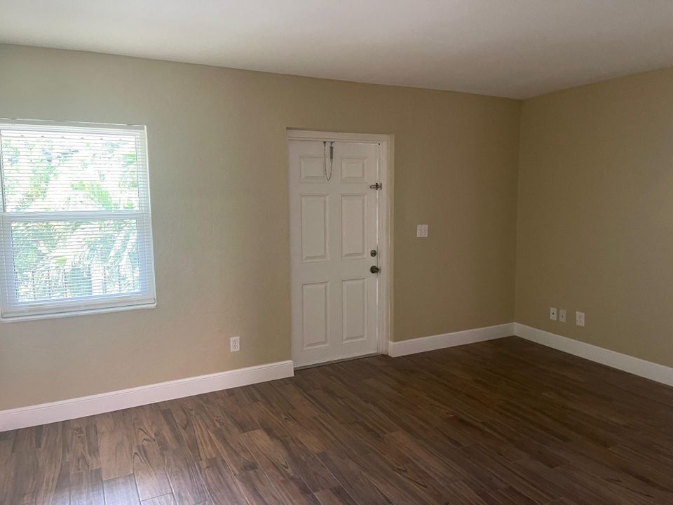 Active With Contract: $1,800 (2 beds, 1 baths, 754 Square Feet)