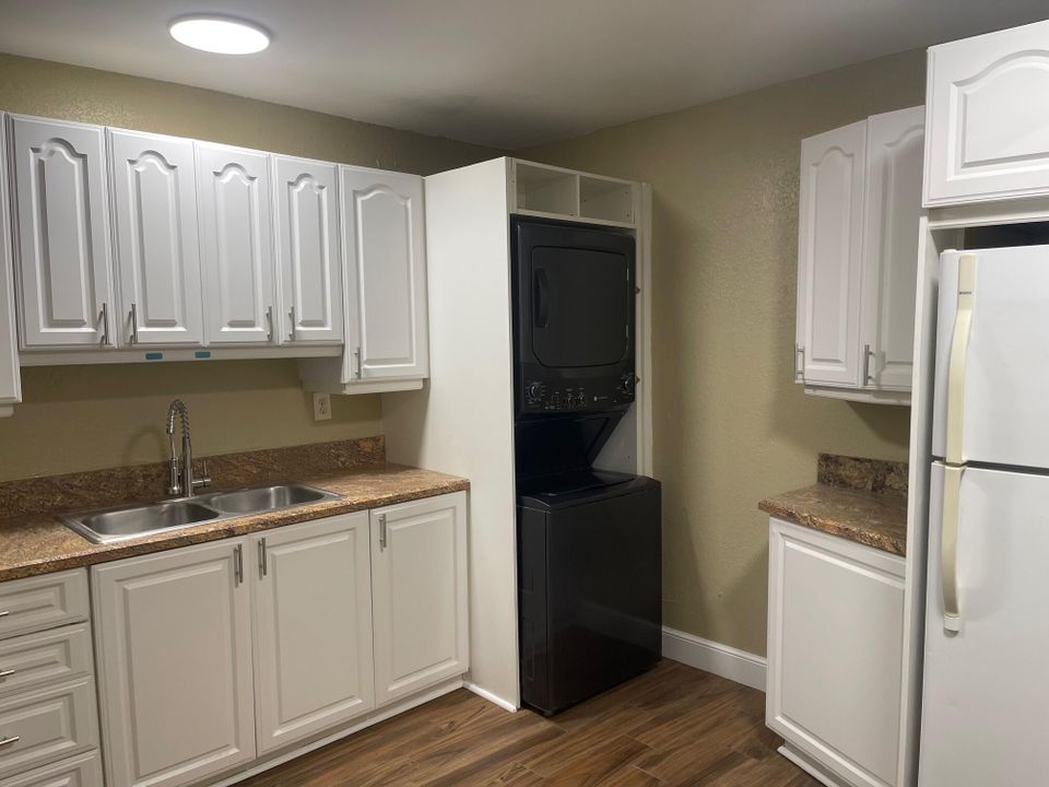 Active With Contract: $1,800 (2 beds, 1 baths, 754 Square Feet)