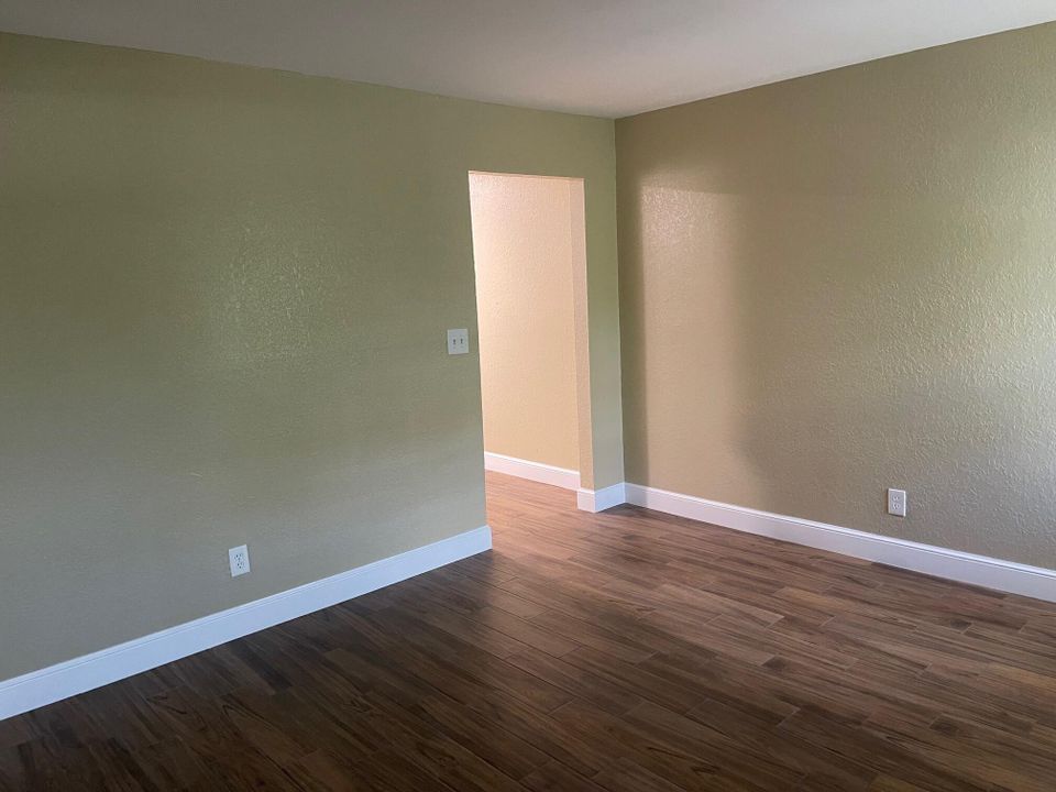 Active With Contract: $1,800 (2 beds, 1 baths, 754 Square Feet)