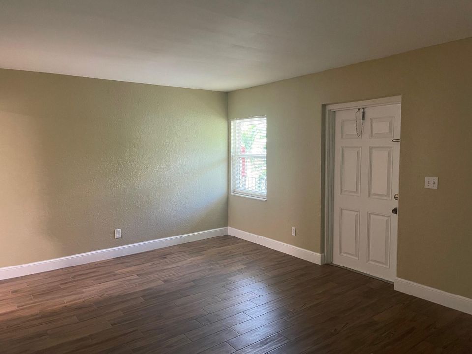 Active With Contract: $1,800 (2 beds, 1 baths, 754 Square Feet)