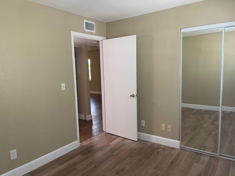 Active With Contract: $1,800 (2 beds, 1 baths, 754 Square Feet)