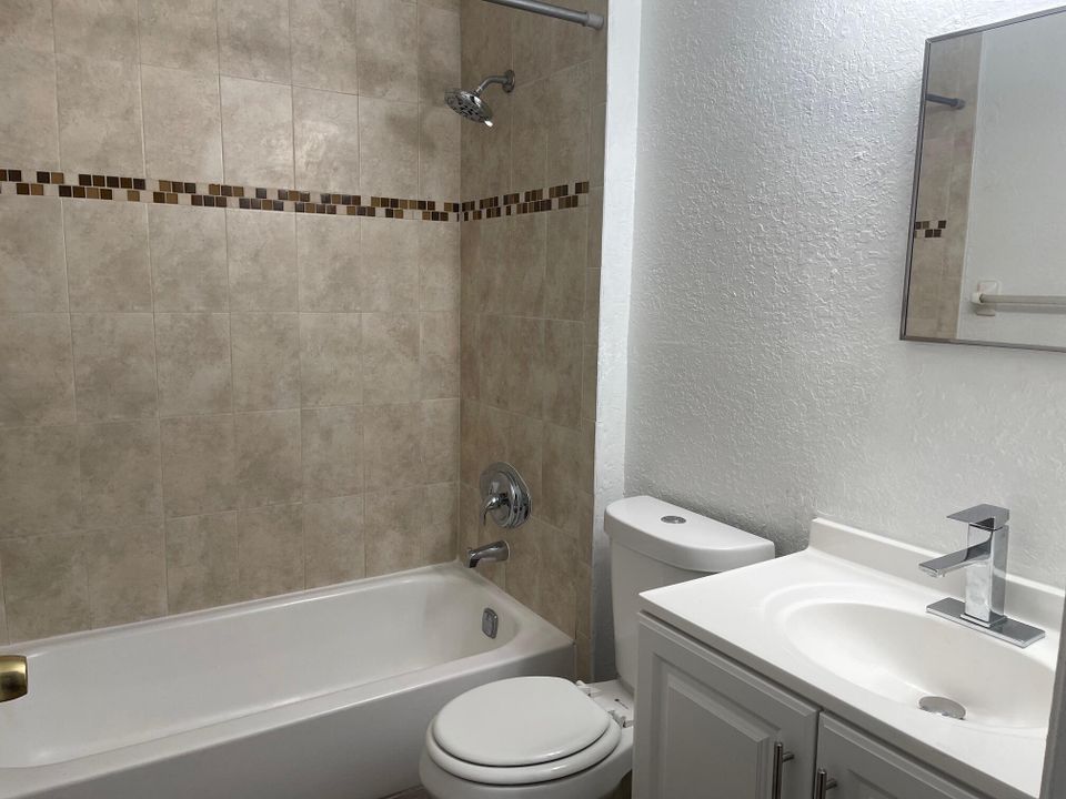 Active With Contract: $1,800 (2 beds, 1 baths, 754 Square Feet)