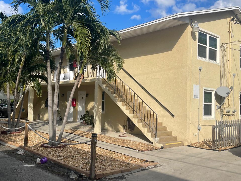 Active With Contract: $1,800 (2 beds, 1 baths, 754 Square Feet)