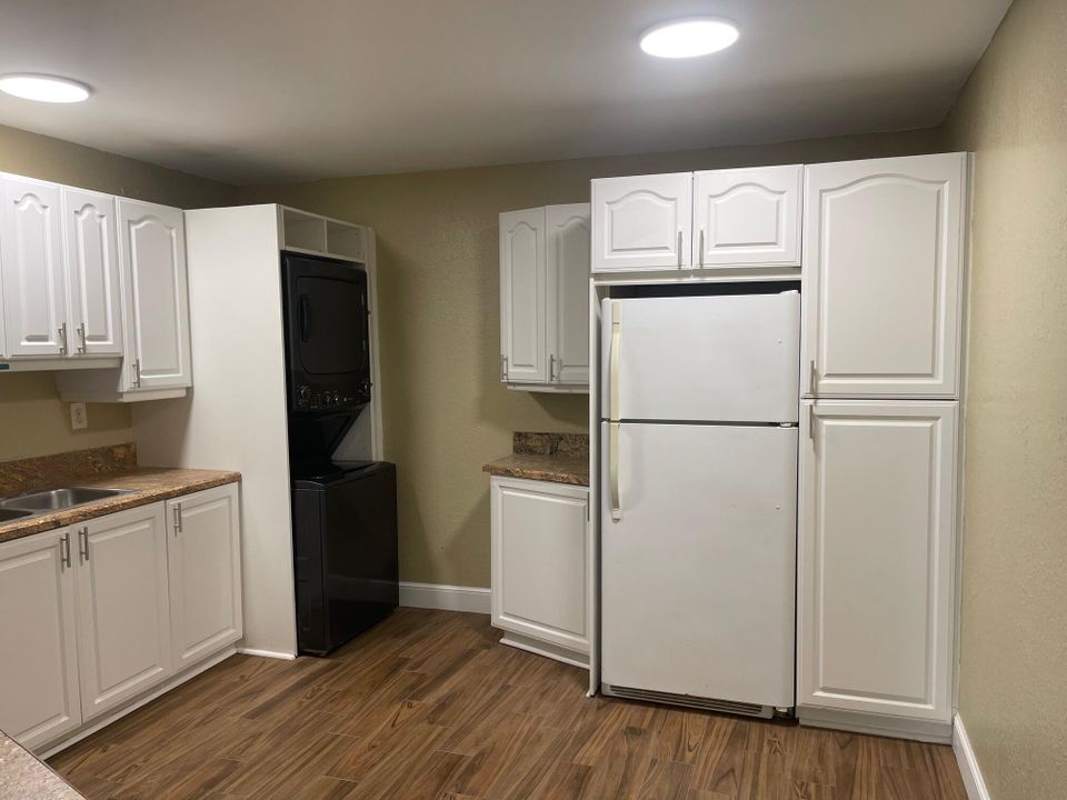 Active With Contract: $1,800 (2 beds, 1 baths, 754 Square Feet)
