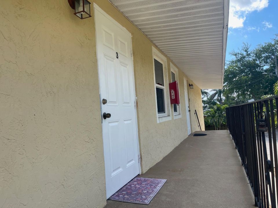 Active With Contract: $1,800 (2 beds, 1 baths, 754 Square Feet)