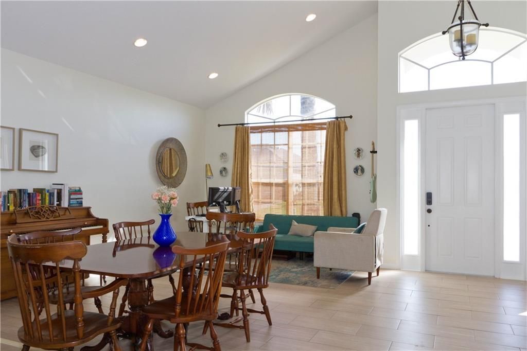 For Sale: $550,000 (5 beds, 2 baths, 2981 Square Feet)