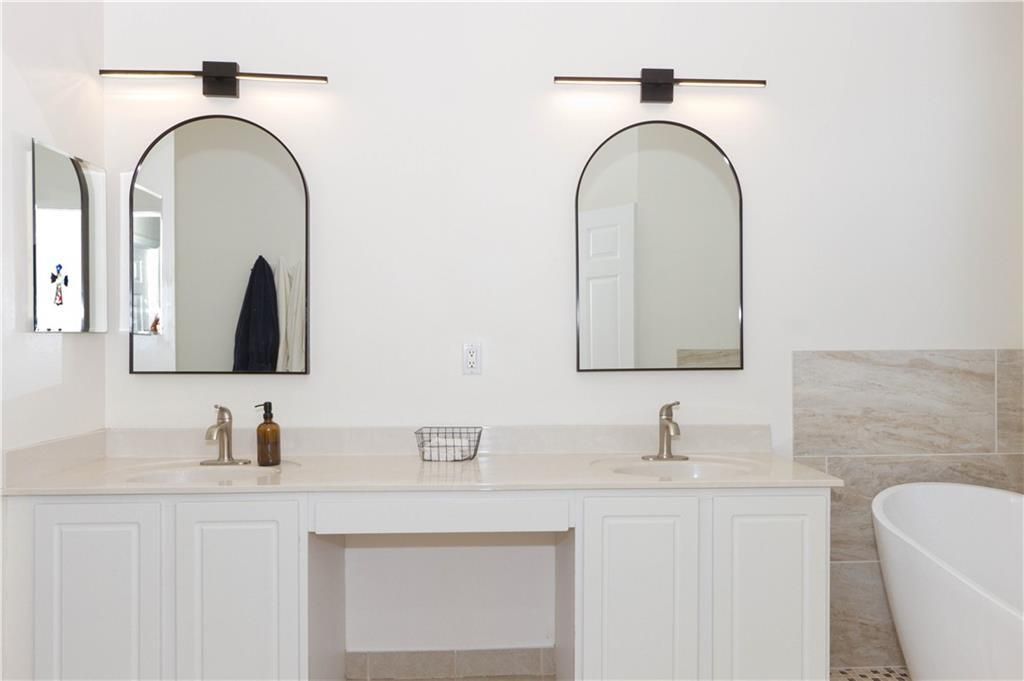 For Sale: $550,000 (5 beds, 2 baths, 2981 Square Feet)