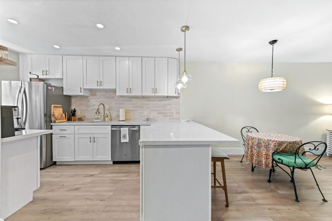 На продажу: $315,000 (2 спален, 2 ванн, 1121 Квадратных фут)