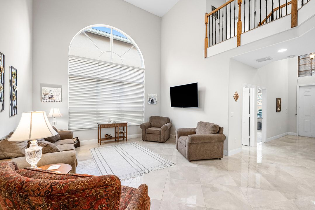 合同活跃: $764,900 (6 贝兹, 4 浴室, 2977 平方英尺)