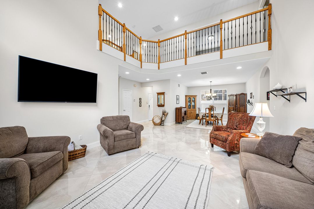 合同活跃: $764,900 (6 贝兹, 4 浴室, 2977 平方英尺)