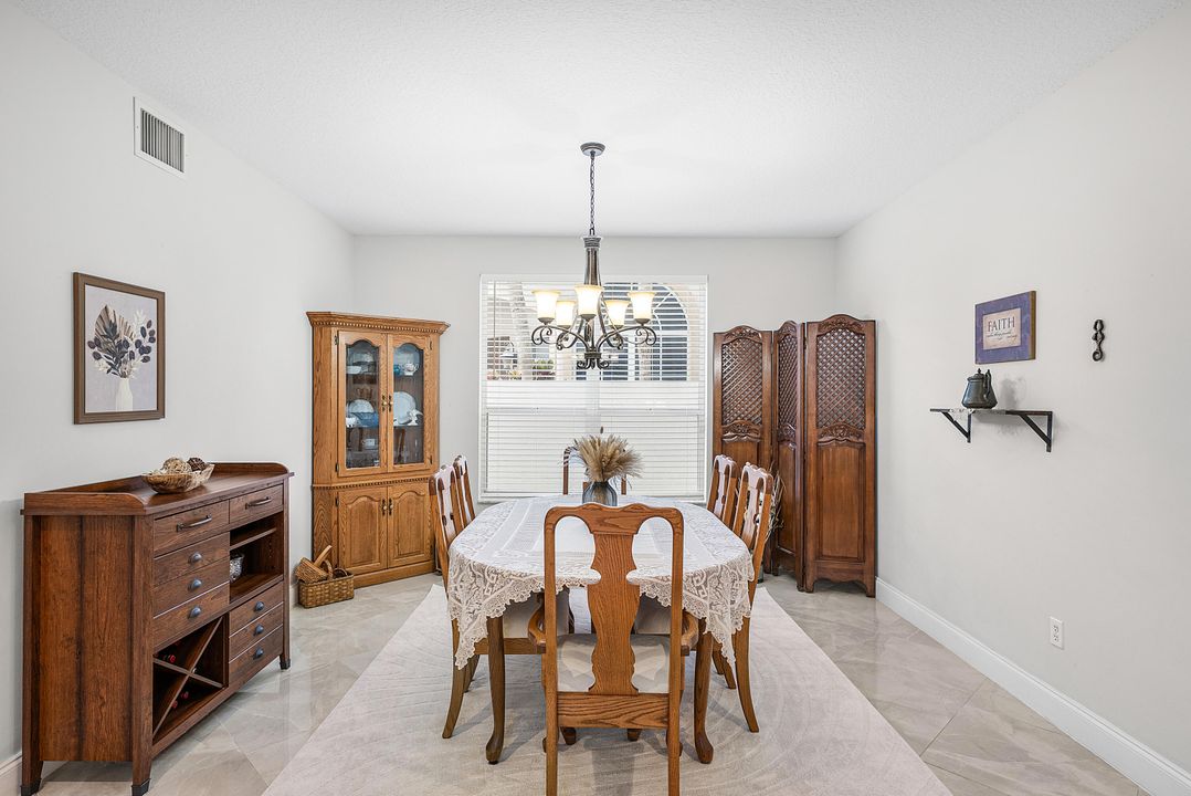 合同活跃: $764,900 (6 贝兹, 4 浴室, 2977 平方英尺)