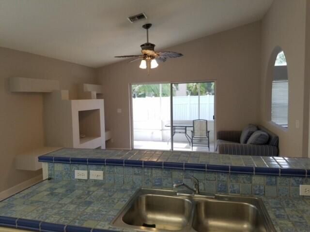 Activo con contrato: $3,500 (3 camas, 2 baños, 1840 Pies cuadrados)