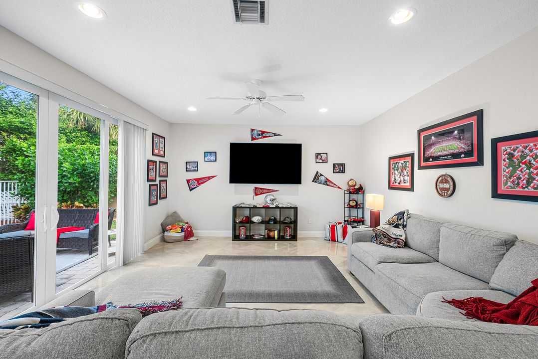 合同活跃: $764,900 (6 贝兹, 4 浴室, 2977 平方英尺)