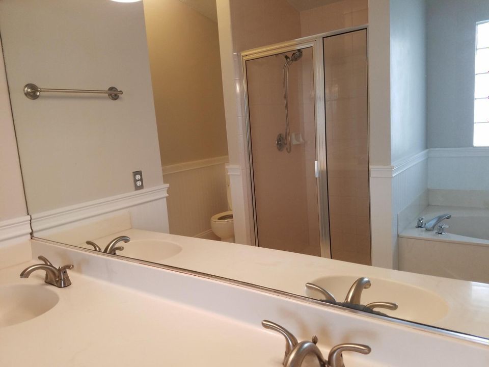 Activo con contrato: $3,500 (3 camas, 2 baños, 1840 Pies cuadrados)