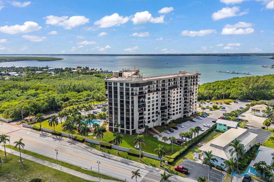 For Sale: $339,800 (2 beds, 2 baths, 1200 Square Feet)