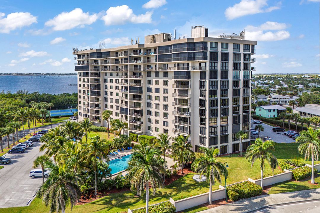 For Sale: $339,800 (2 beds, 2 baths, 1200 Square Feet)