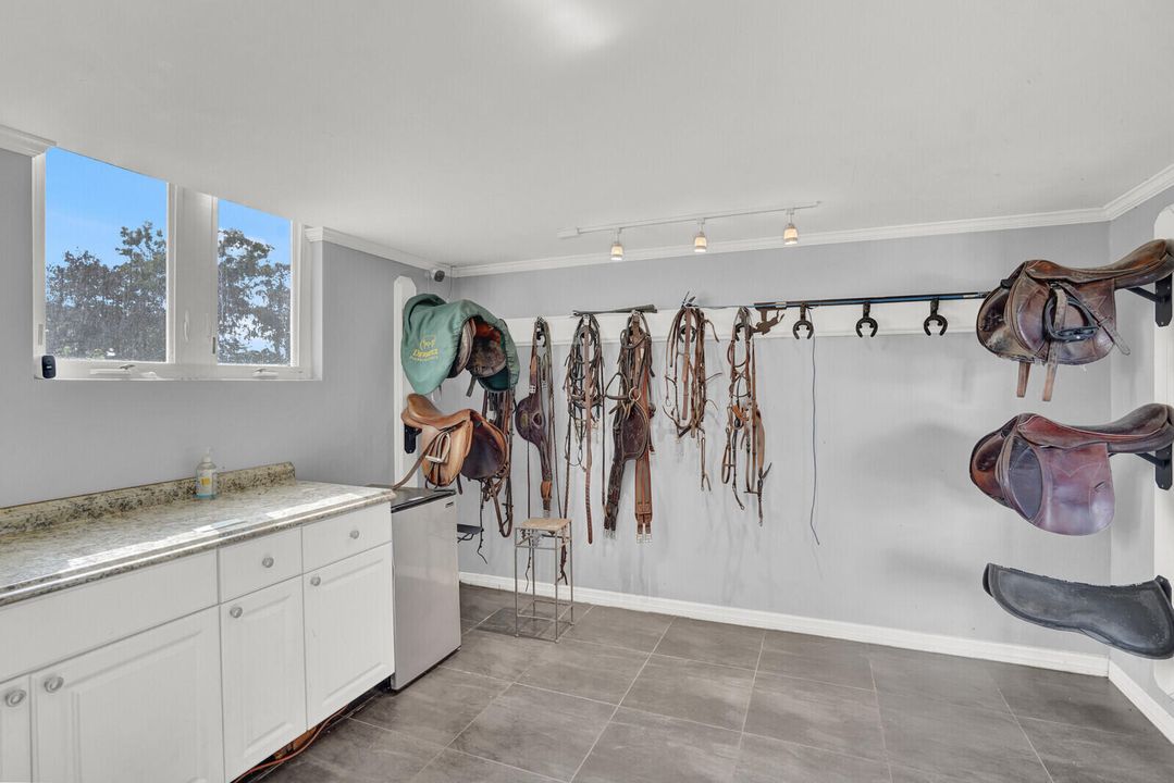 出租: $10,000 (1 贝兹, 1 浴室, 2800 平方英尺)