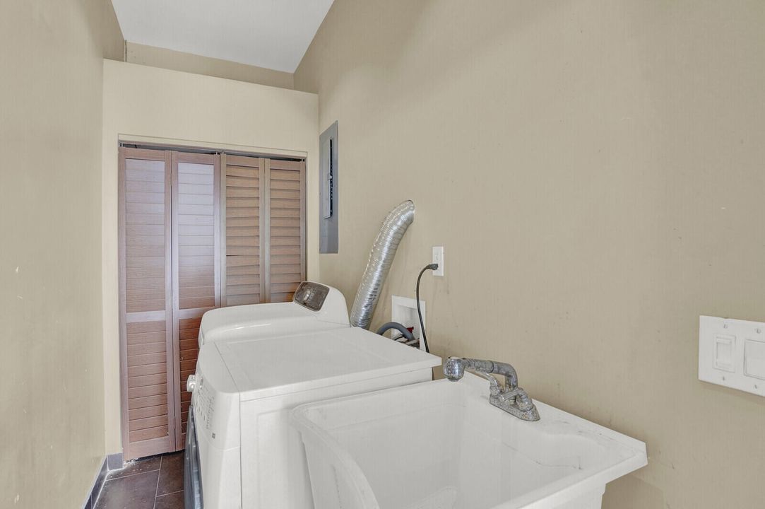 出租: $10,000 (1 贝兹, 1 浴室, 2800 平方英尺)