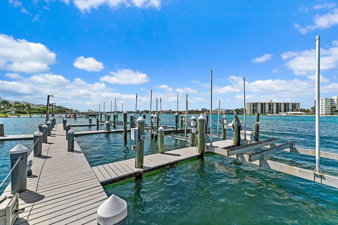 For Sale: $2,399,950 (3 beds, 2 baths, 2554 Square Feet)