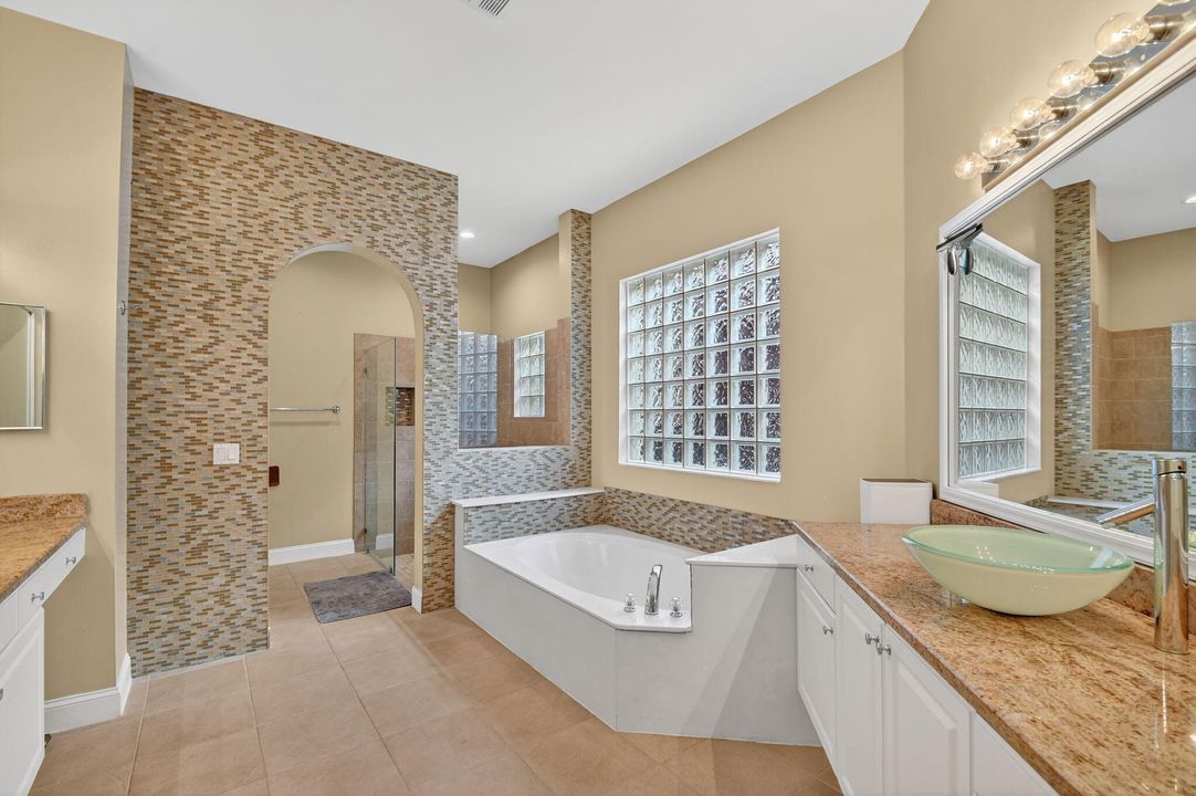 合同活跃: $590,000 (4 贝兹, 3 浴室, 2897 平方英尺)