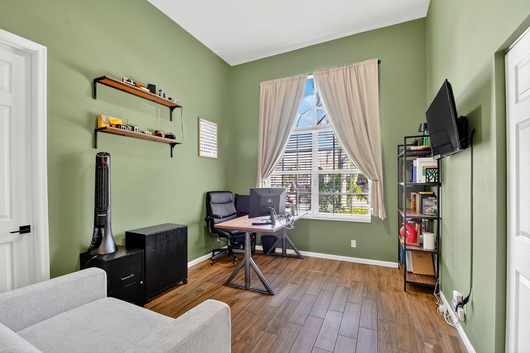 合同活跃: $590,000 (4 贝兹, 3 浴室, 2897 平方英尺)