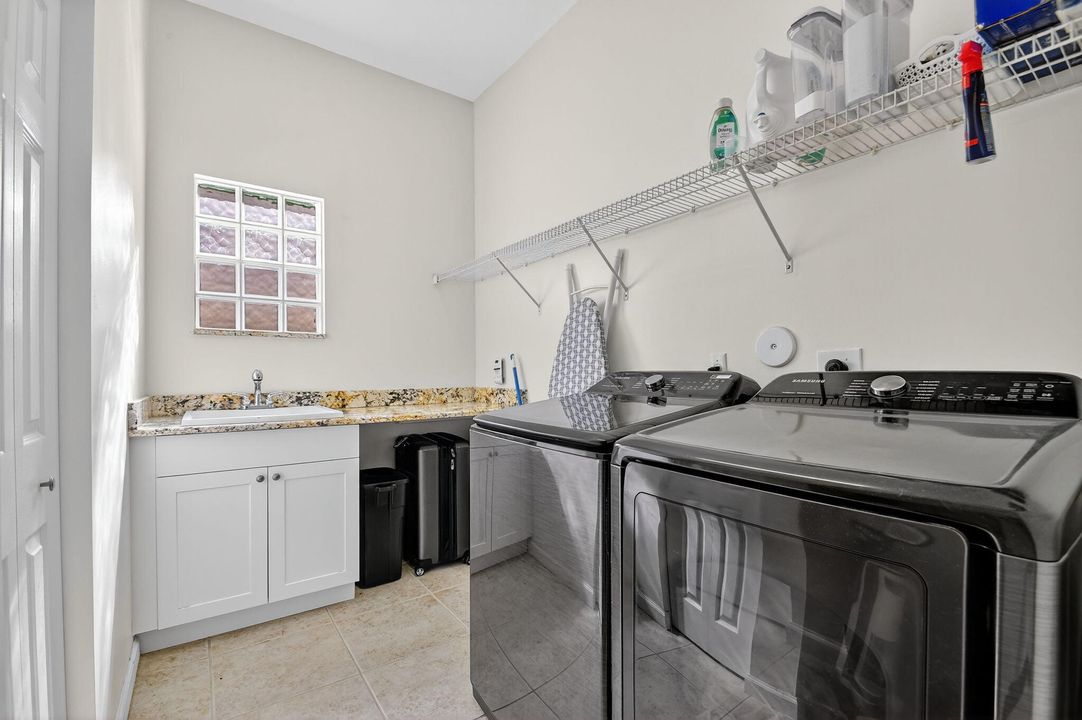 合同活跃: $590,000 (4 贝兹, 3 浴室, 2897 平方英尺)