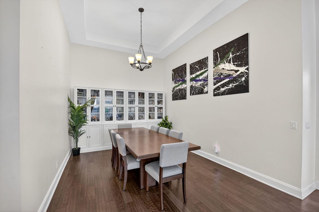 合同活跃: $590,000 (4 贝兹, 3 浴室, 2897 平方英尺)