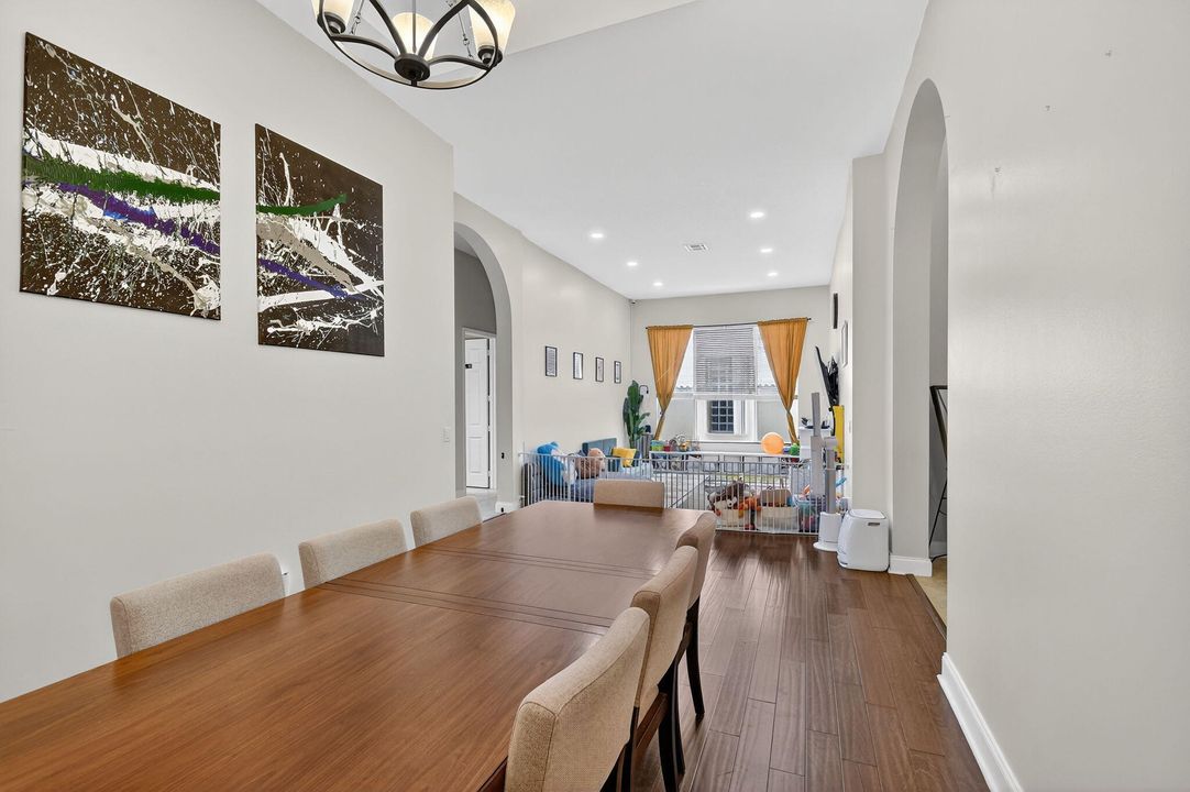 合同活跃: $590,000 (4 贝兹, 3 浴室, 2897 平方英尺)