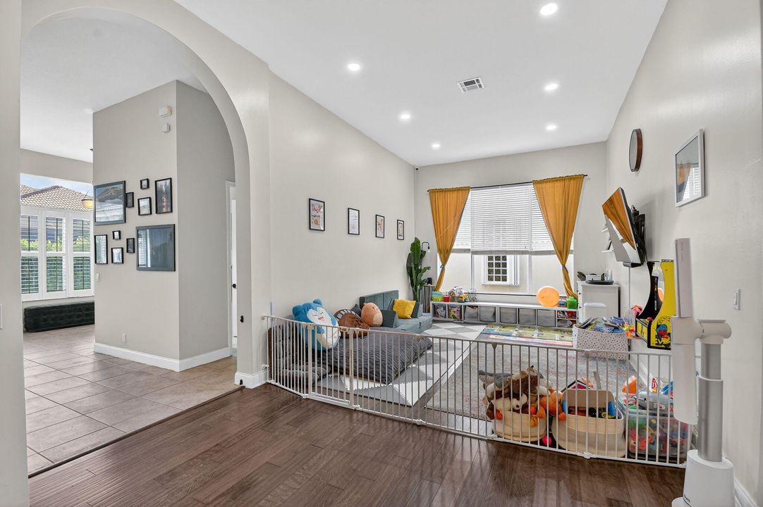 合同活跃: $590,000 (4 贝兹, 3 浴室, 2897 平方英尺)