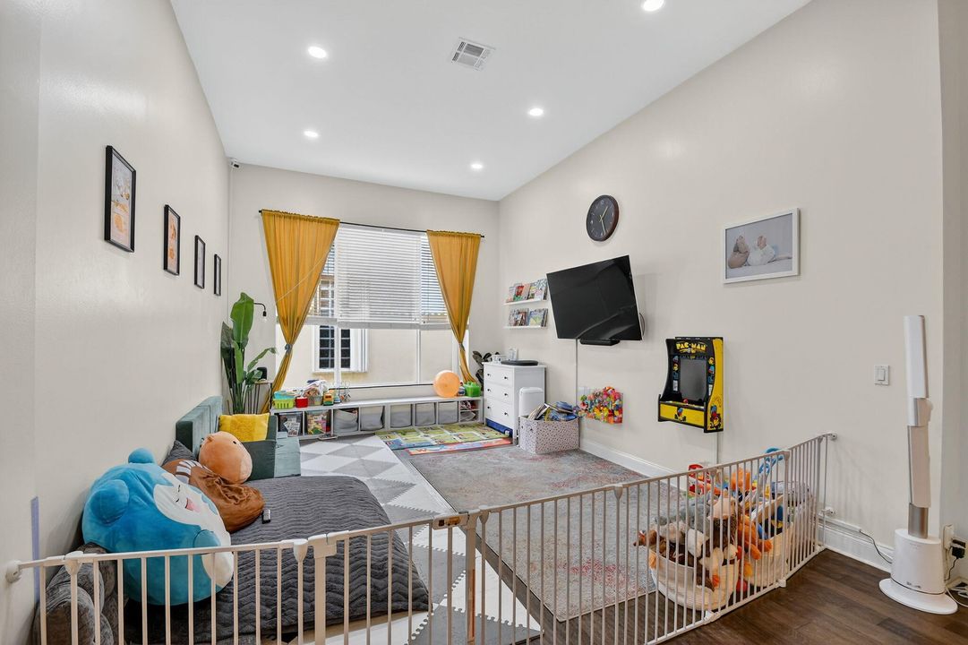 合同活跃: $590,000 (4 贝兹, 3 浴室, 2897 平方英尺)