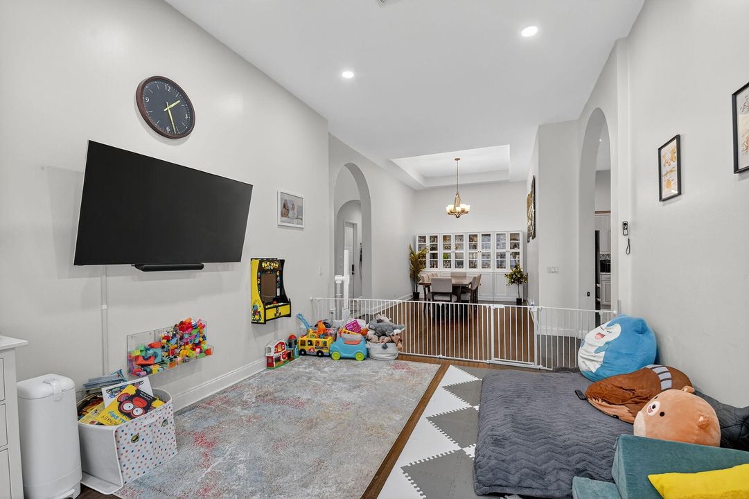 合同活跃: $590,000 (4 贝兹, 3 浴室, 2897 平方英尺)