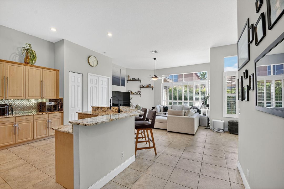 合同活跃: $590,000 (4 贝兹, 3 浴室, 2897 平方英尺)