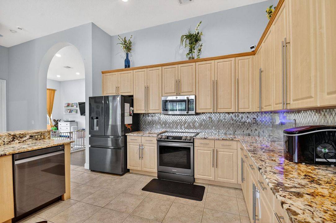 合同活跃: $590,000 (4 贝兹, 3 浴室, 2897 平方英尺)