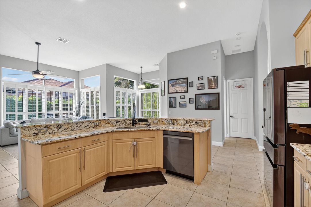 合同活跃: $590,000 (4 贝兹, 3 浴室, 2897 平方英尺)