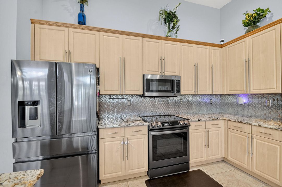 合同活跃: $590,000 (4 贝兹, 3 浴室, 2897 平方英尺)