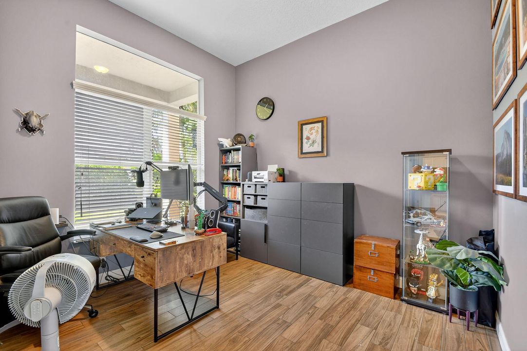 合同活跃: $590,000 (4 贝兹, 3 浴室, 2897 平方英尺)