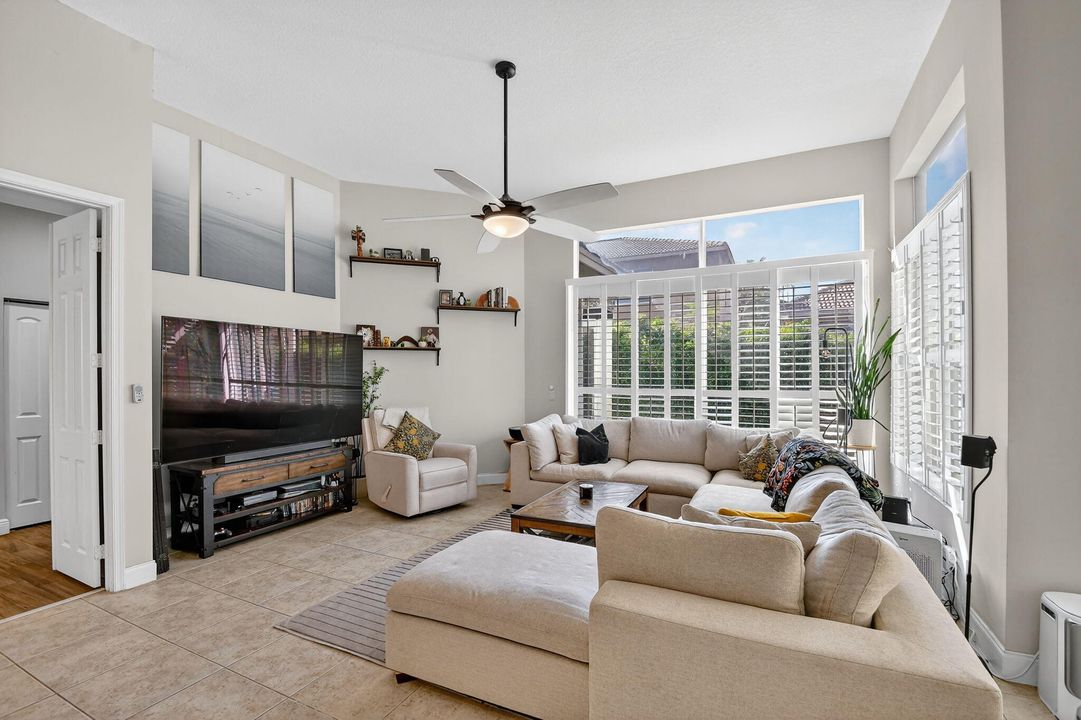 合同活跃: $590,000 (4 贝兹, 3 浴室, 2897 平方英尺)