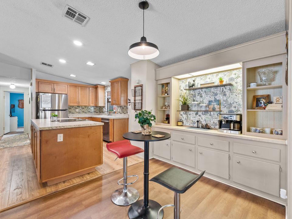 For Rent: $2,100 (2 beds, 2 baths, 1406 Square Feet)