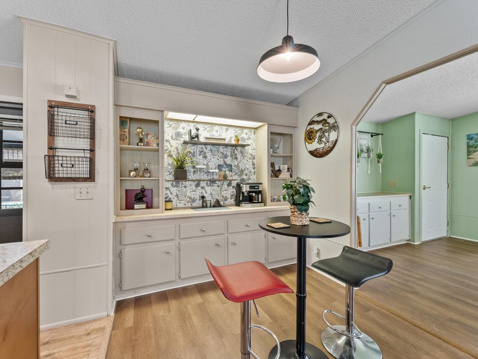 For Rent: $2,100 (2 beds, 2 baths, 1406 Square Feet)