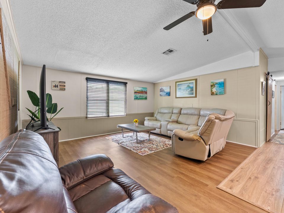 For Rent: $2,100 (2 beds, 2 baths, 1406 Square Feet)