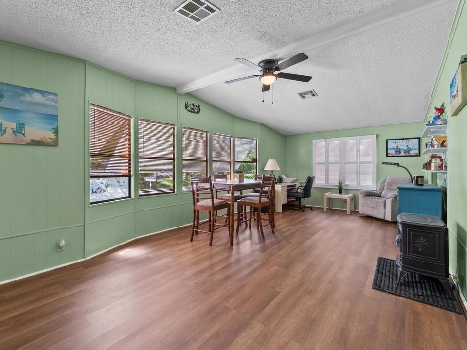 For Rent: $2,100 (2 beds, 2 baths, 1406 Square Feet)