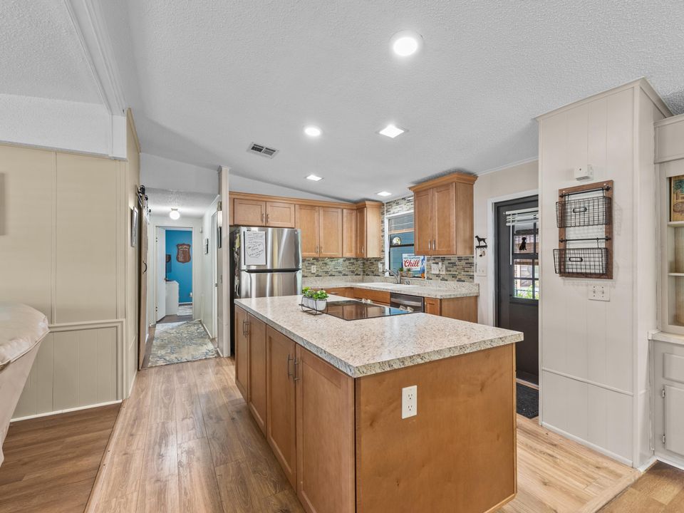 For Rent: $2,100 (2 beds, 2 baths, 1406 Square Feet)