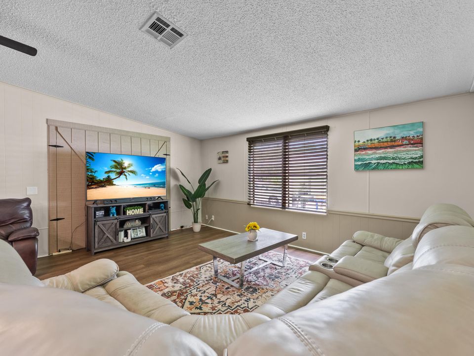 For Rent: $2,100 (2 beds, 2 baths, 1406 Square Feet)